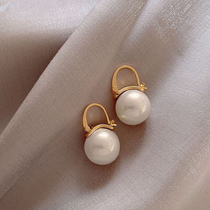 2025 New Cute Pearl Studs Hoop Earrings for Women Gold Color Eardrop Minimalist Tiny Huggies Hoops Wedding Fashion Jewelry
